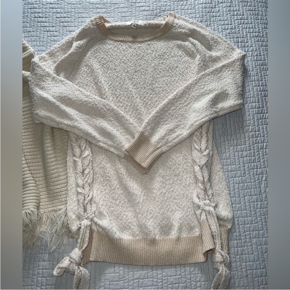 Umgee pull over with side details that tie size medium